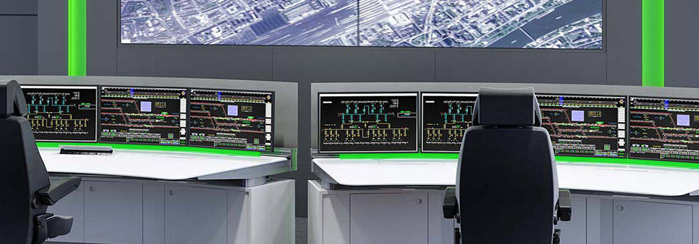 Zukünftige Smart-City Leitstelle: zwei Arbeitsschreibtische mit jeweils vier Bildschirmen und Datengrafiken