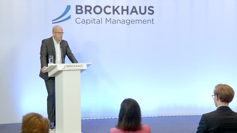 Marco Brockhaus am Pult stehend bei einer Eröffnungsrede